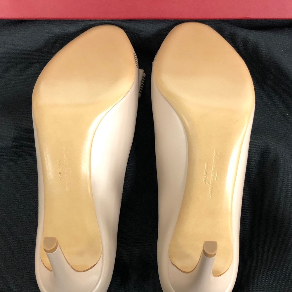 Salvatore Ferragamo Beige Leather Peep-Toe Pumps with Signature Bow Sz 7 D New - Picture 6 of 14